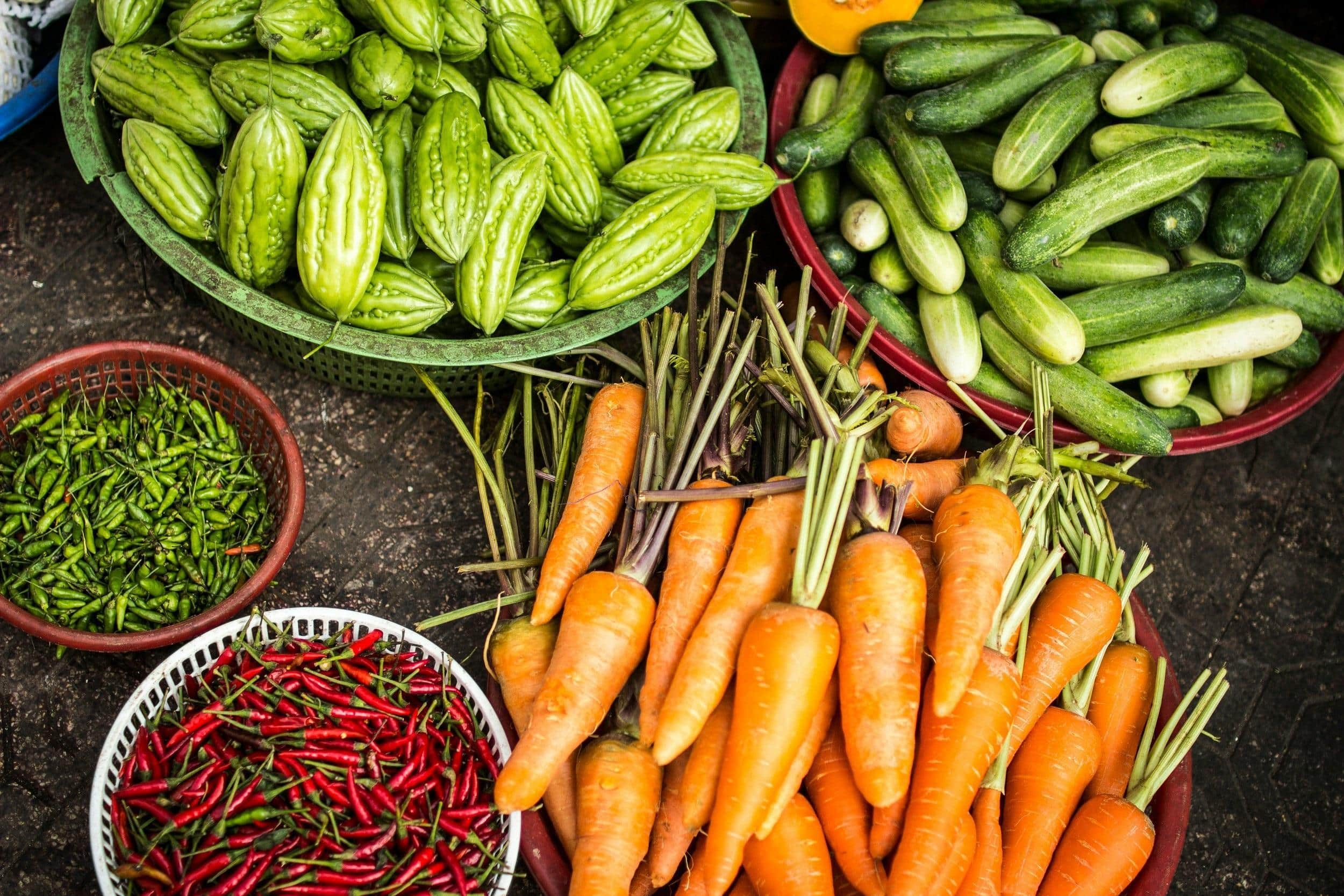 Photo de légumes de toutes les couleurs : carottes, cornichons, piments