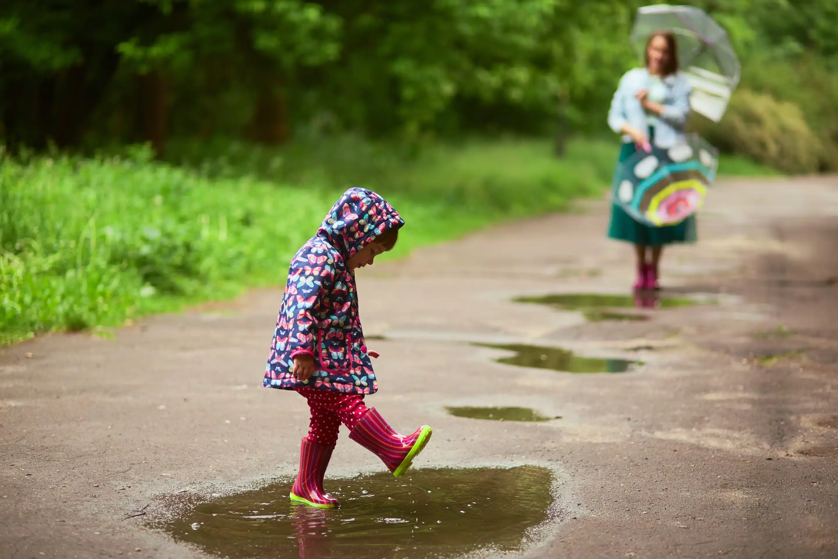 Enfant qui marche dans l'eau en ville