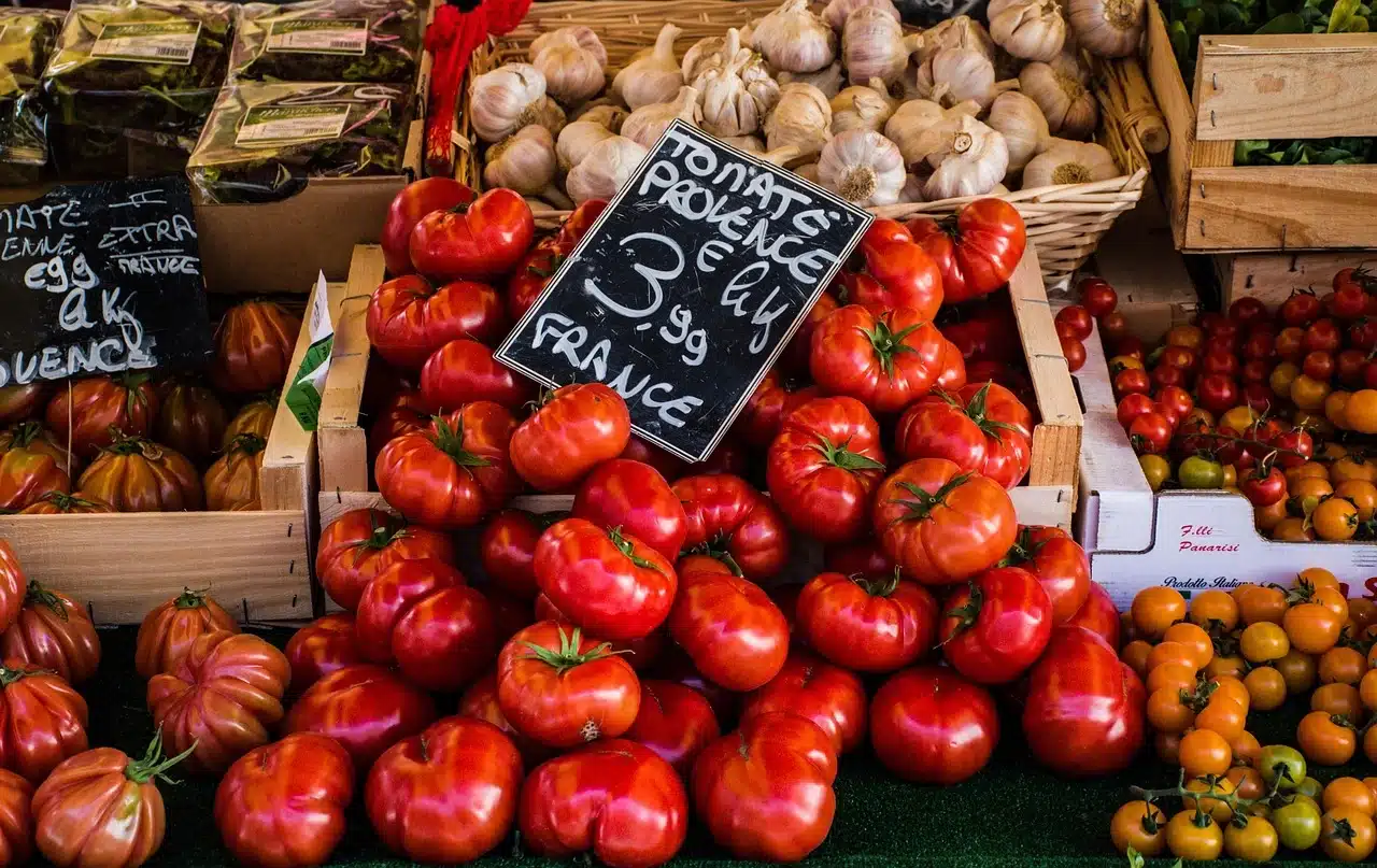 Photo de tomates bien rouges au marché